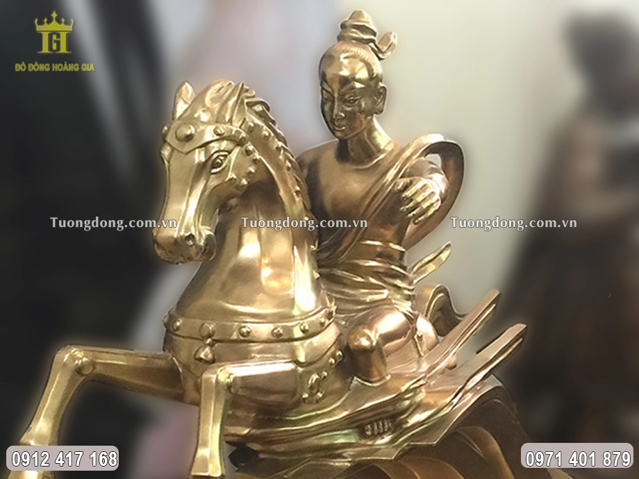 Gương mặt uy nghiêm của Ngài được chạm khắc sắc nét